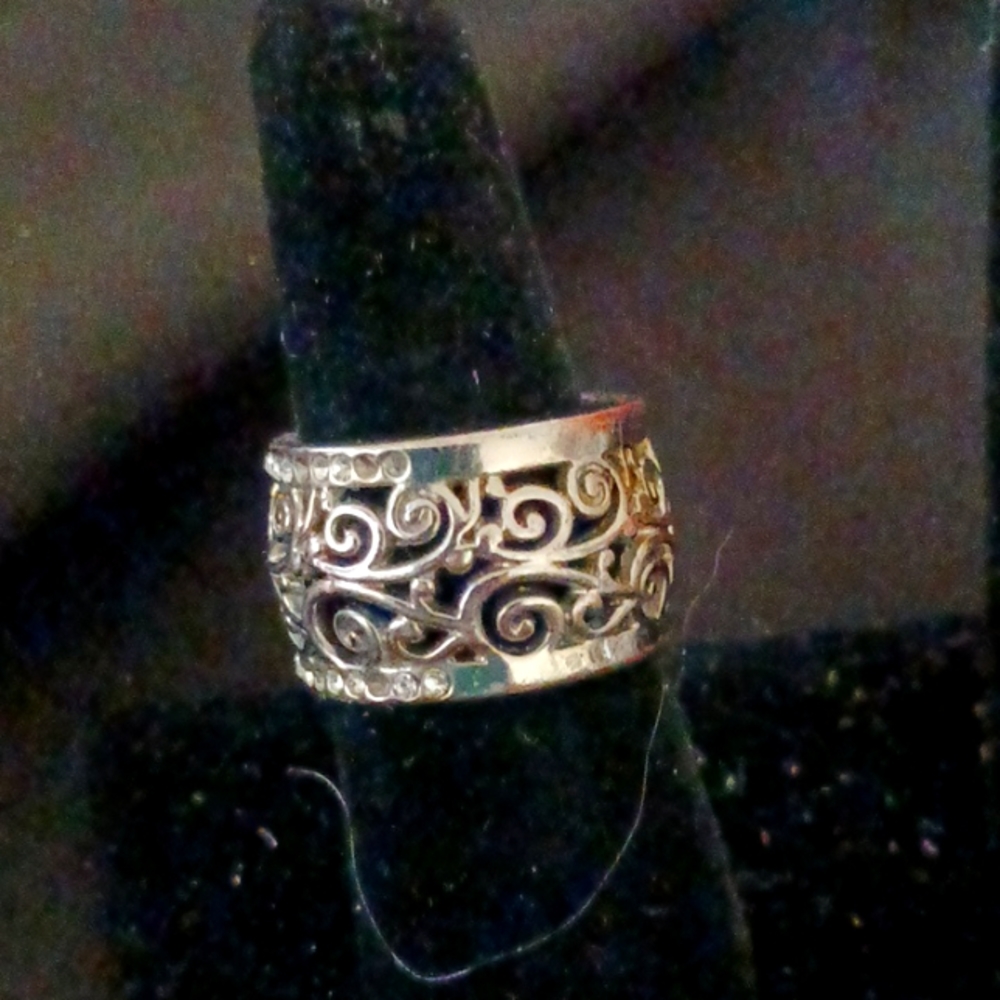Gorgeous sterling sliver ring band size 8.5